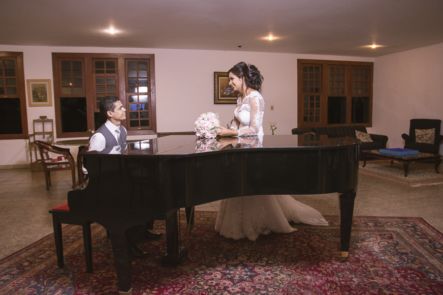 noivo e noiva no piano em Santa Luzia