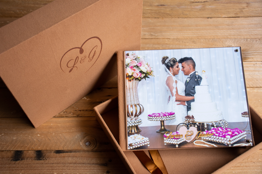 Álbum 24x60  e outros tamanhos, capa em acrílico revestido com tecido e caixa com gravação das iniciais.  