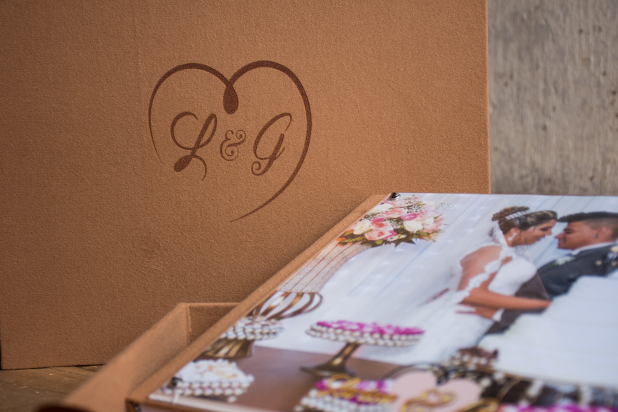 Álbum 24x60  e outros tamanhos, capa em acrílico revestido com tecido e caixa com gravação das iniciais.  