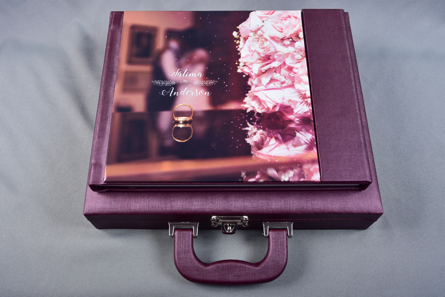 Álbum 24x60  e outros tamanhos, capa com foto na frente e fechamento de imã revestido com courino e maleta