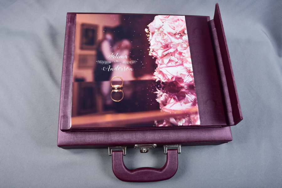 Álbum 24x60  e outros tamanhos, capa com foto na frente e fechamento de imã revestido com courino e maleta