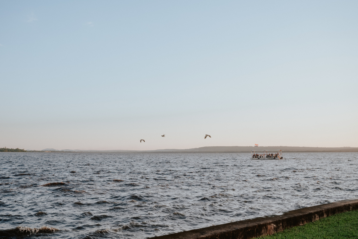Fotografía de bodas. Bodas frente al lago Ypacarai. Fotógrafo de bodas. Boda en San Bernardino. Club Náutico. Paraguay.