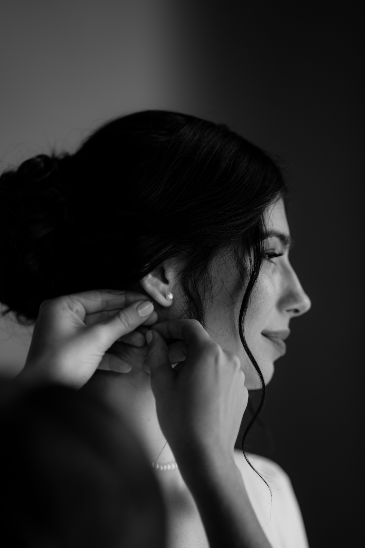 Fotografía de bodas. previa de la novia en su Boda en Castillo de Remanso, Paraguay
David Alvarado Fotografía