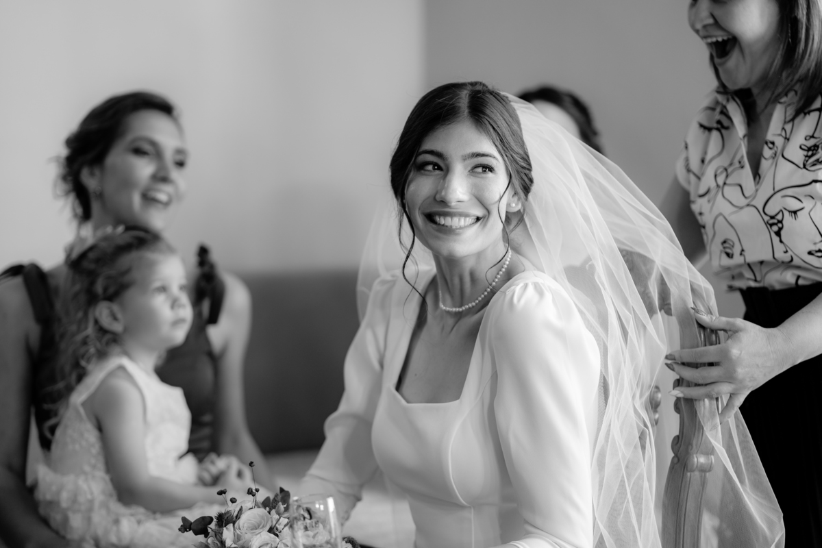 Fotografía de bodas. previa de la novia en su Boda en Castillo de Remanso, Paraguay
David Alvarado Fotografía
