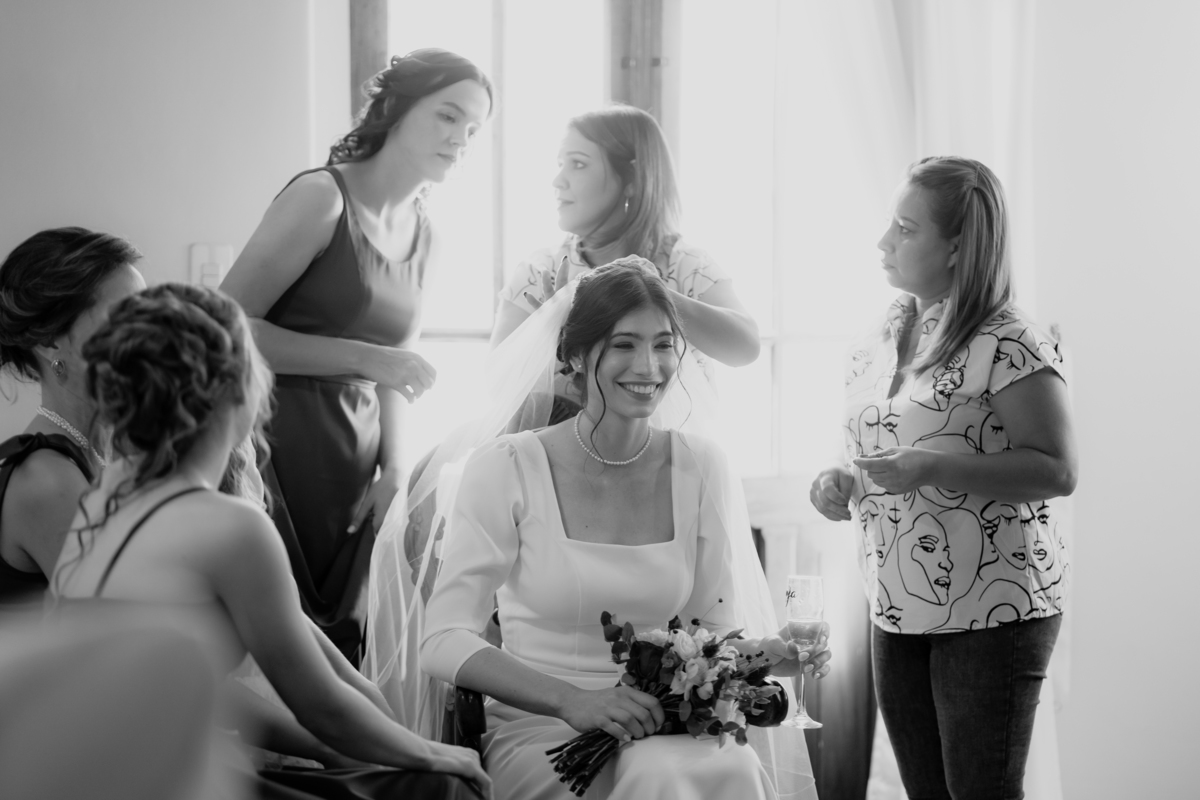 Fotografía de bodas. previa de la novia en su Boda en Castillo de Remanso, Paraguay
David Alvarado Fotografía