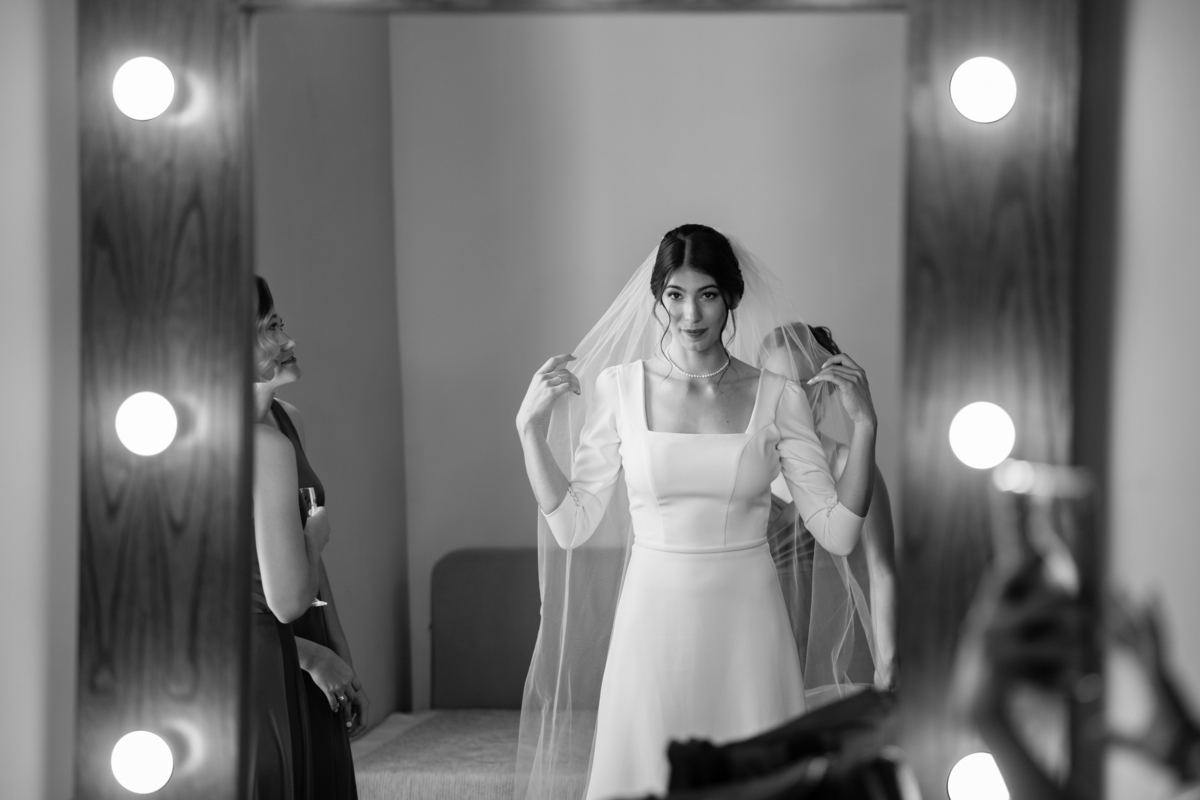 Fotografía de bodas. previa de la novia en su Boda en Castillo de Remanso, Paraguay
David Alvarado Fotografía