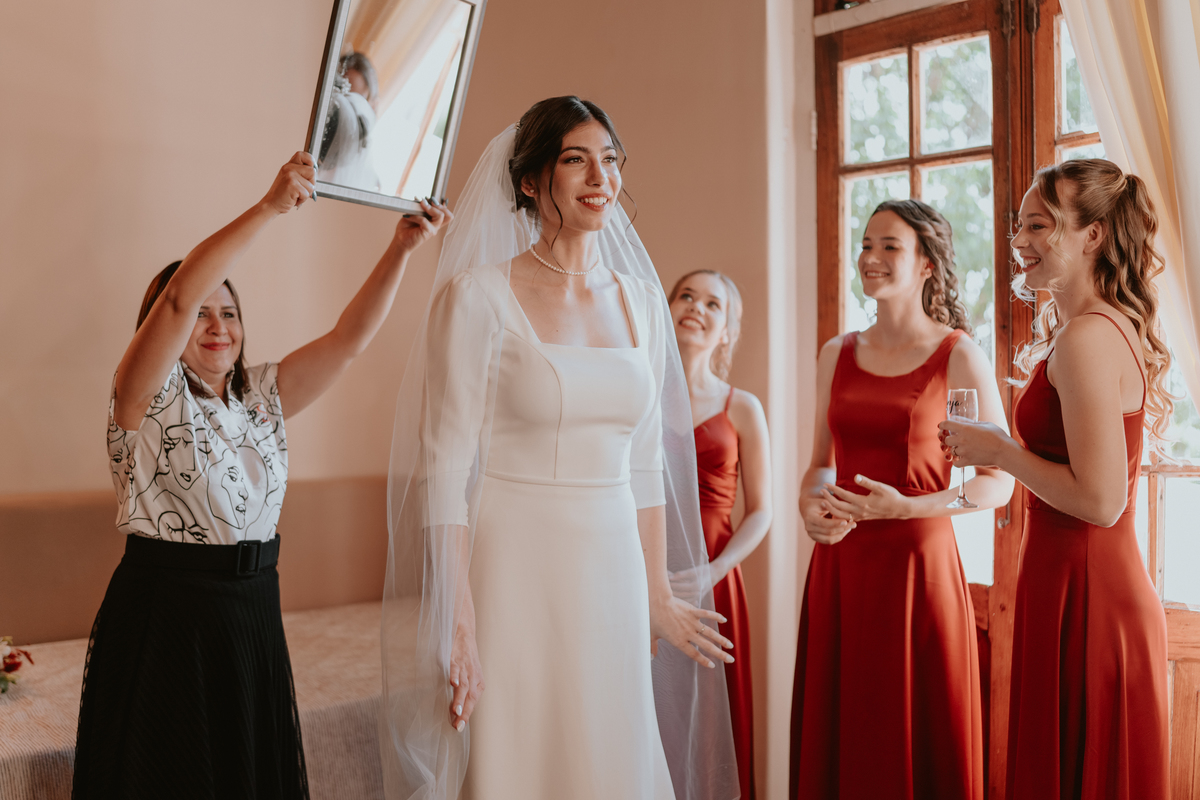 Fotografía de bodas. previa de la novia en su Boda en Castillo de Remanso, Paraguay
David Alvarado Fotografía