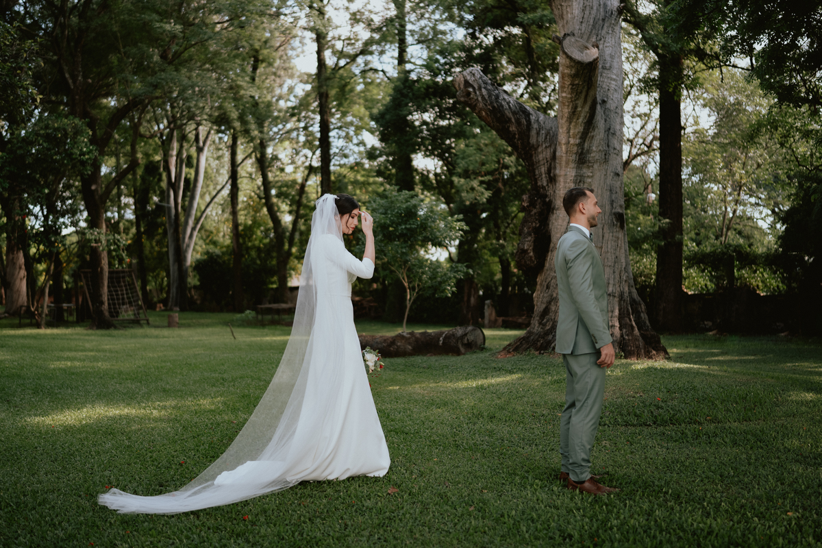 Fotografía de bodas. First look Boda en Castillo de Remanso, Paraguay.
David Alvarado Fotografía