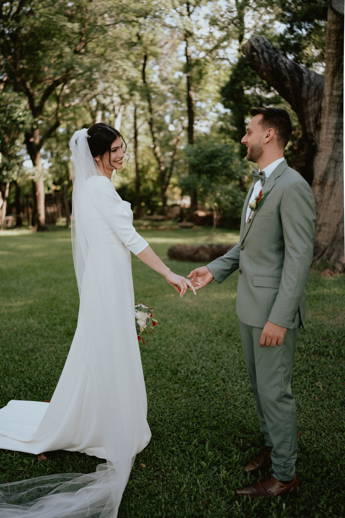Fotografía de bodas. First look Boda en Castillo de Remanso, Paraguay.
David Alvarado Fotografía
