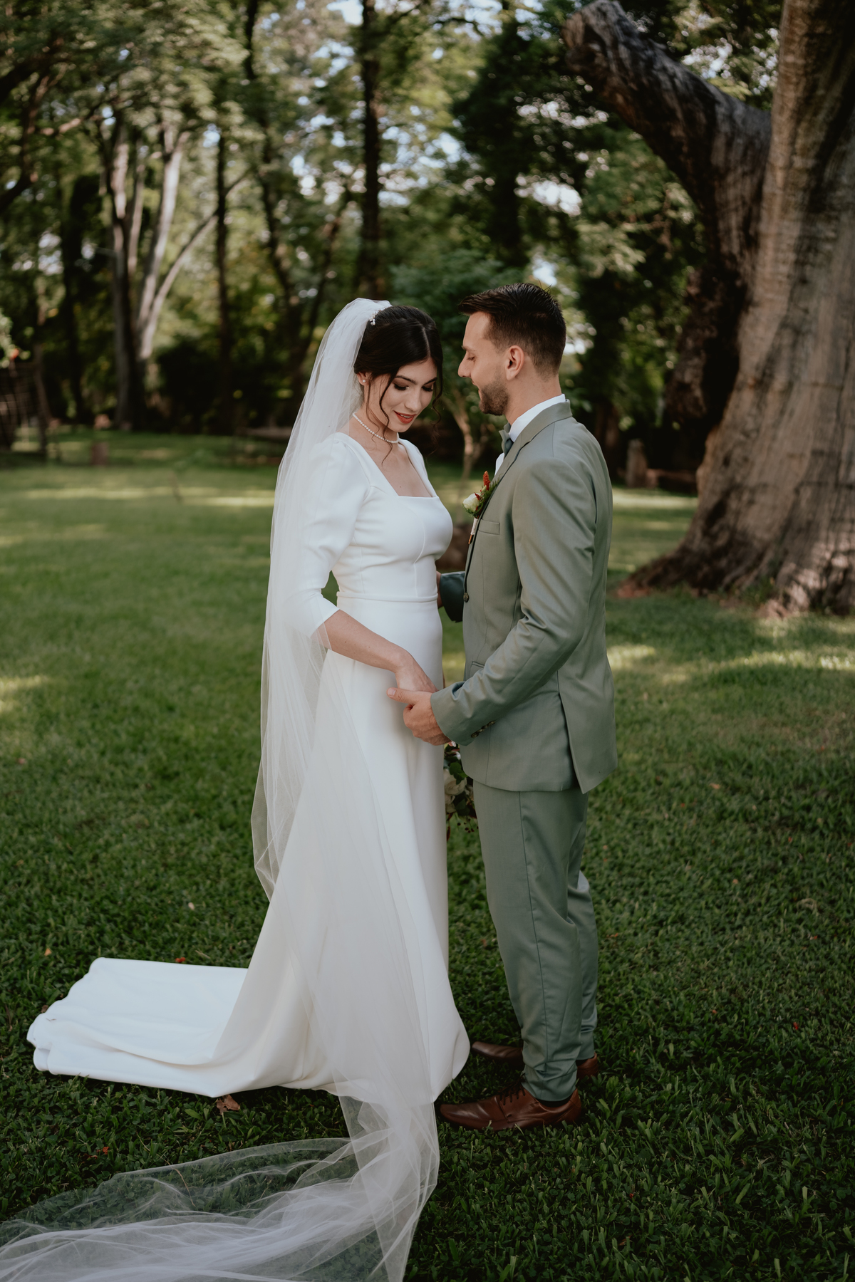 Fotografía de bodas. First look Boda en Castillo de Remanso, Paraguay.
David Alvarado Fotografía