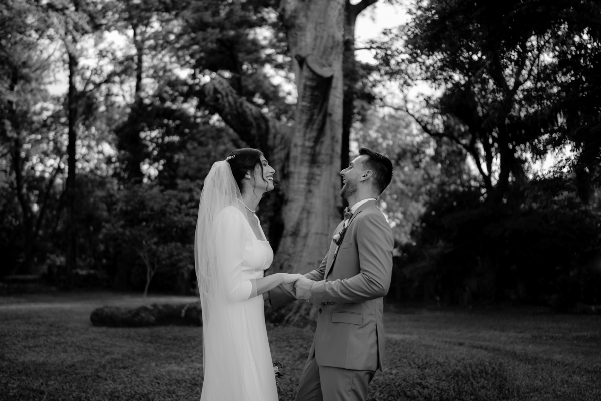 Fotografía de bodas. First look Boda en Castillo de Remanso, Paraguay.
David Alvarado Fotografía