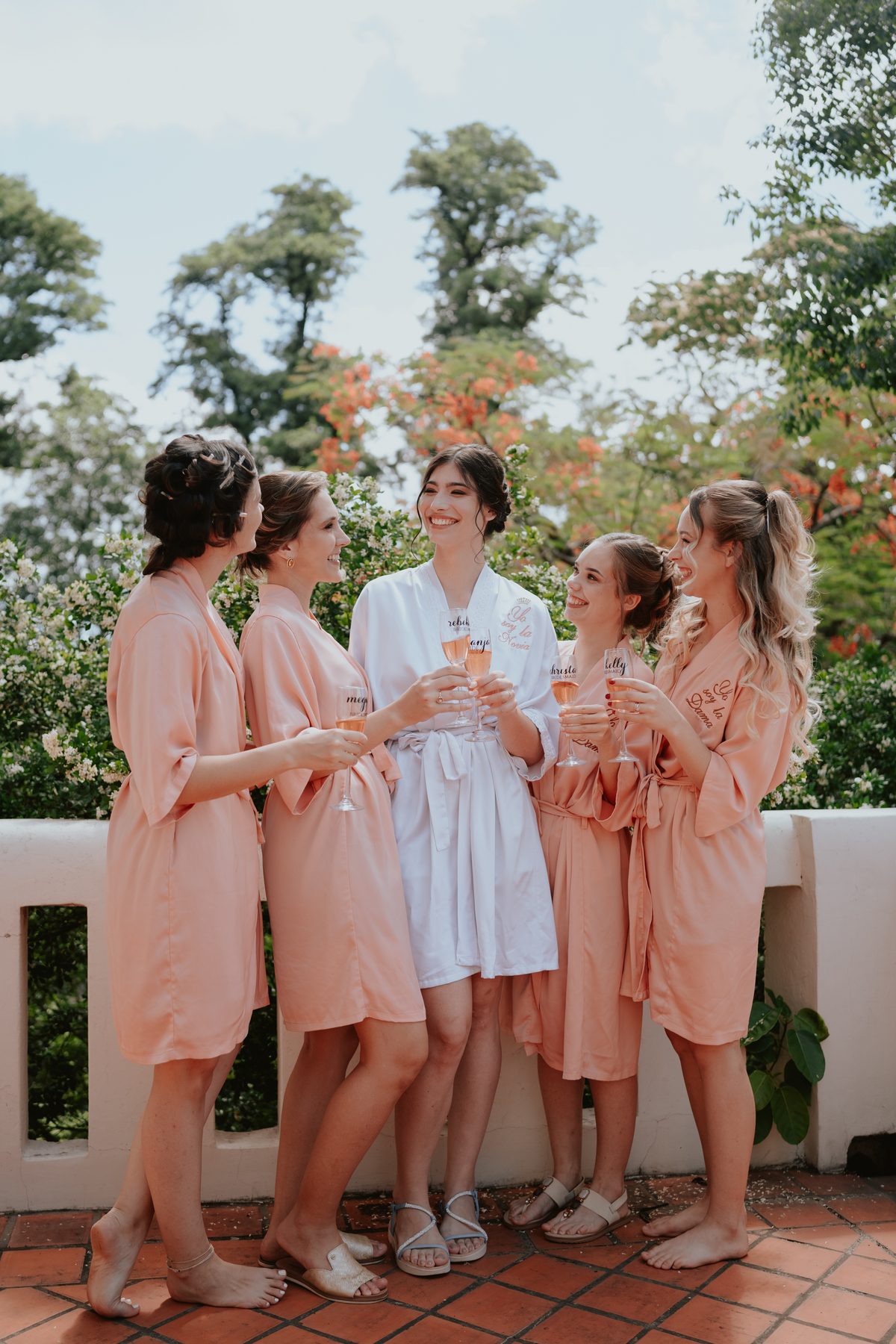 Fotografía de bodas. previa de la novia en su Boda en Castillo de Remanso, Paraguay
David Alvarado Fotografía