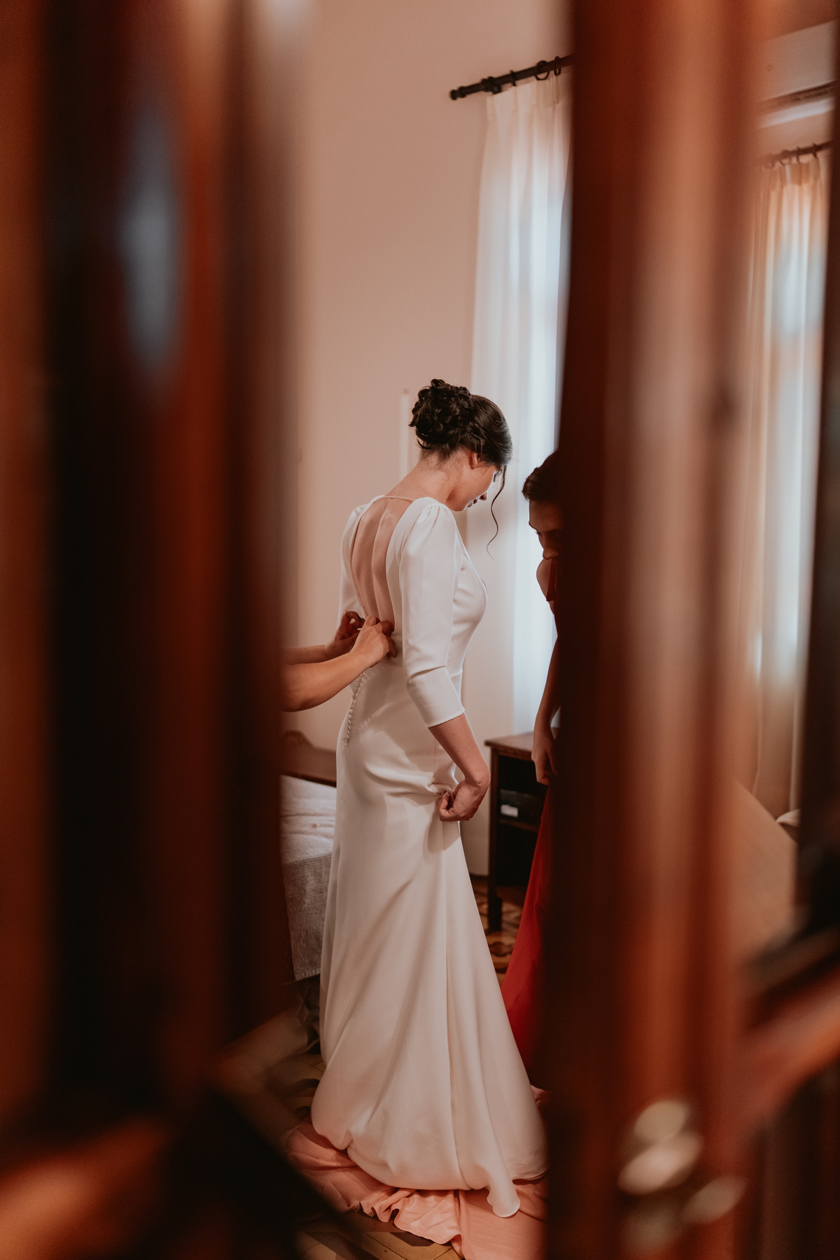 Fotografía de bodas. previa de la novia en su Boda en Castillo de Remanso, Paraguay
David Alvarado Fotografía