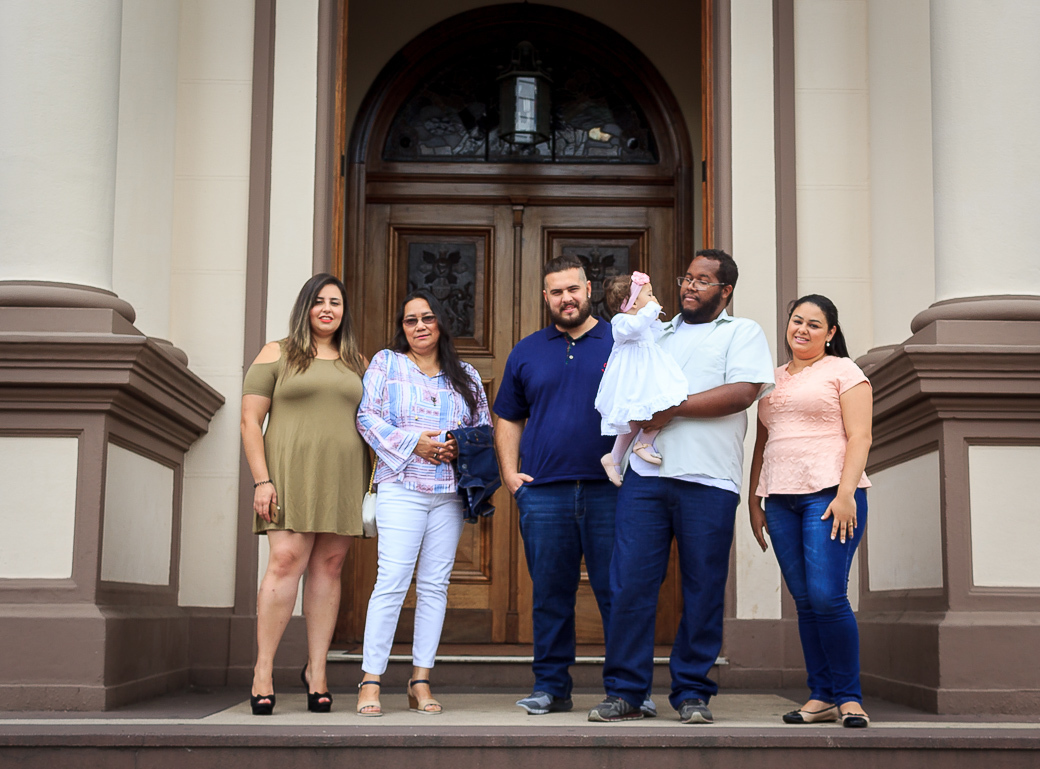 fotografia batizado família porta igreja