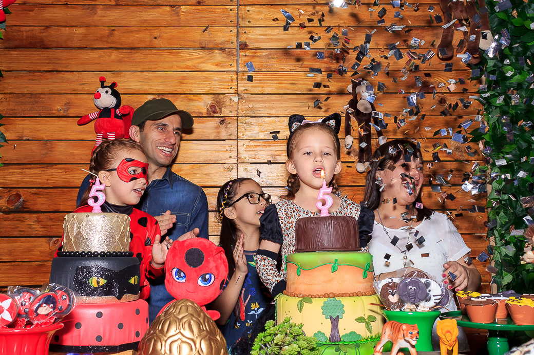 fotografia festa infantil gêmeas floresta parabéns