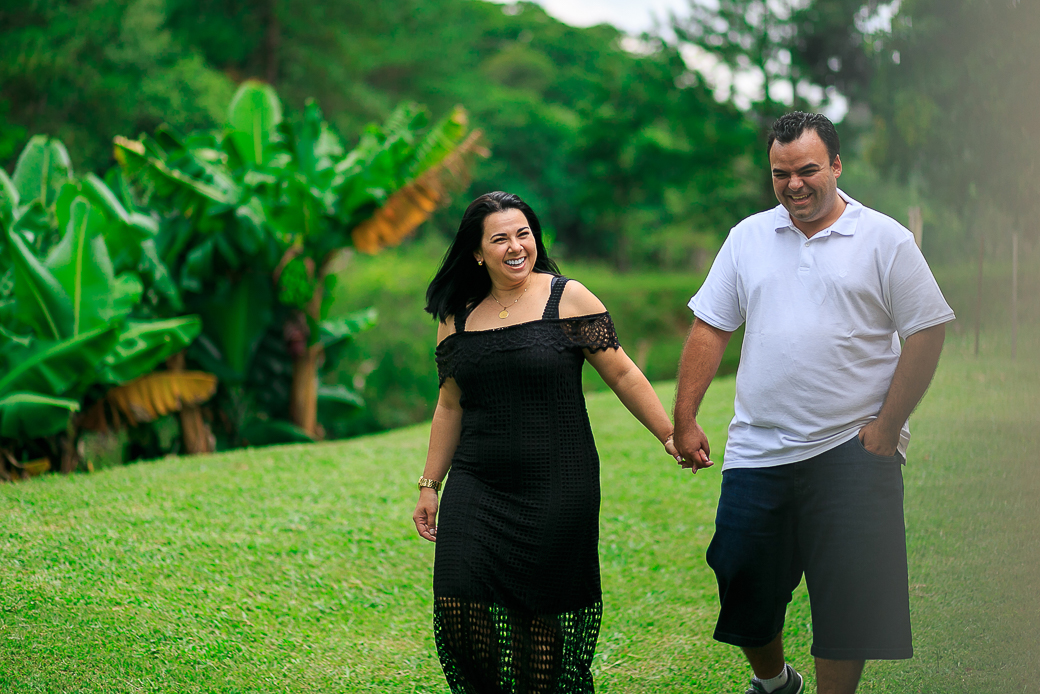 São Roque ensaio casal mãos dadas caminhando