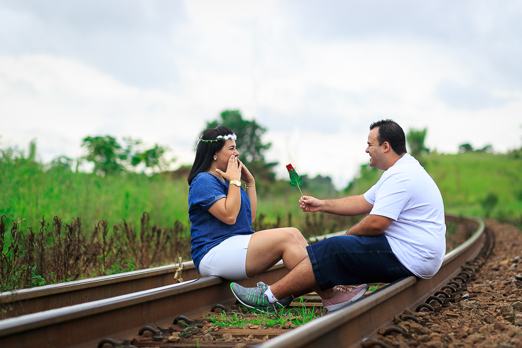 São Roque ensaio casal sentado no trilho