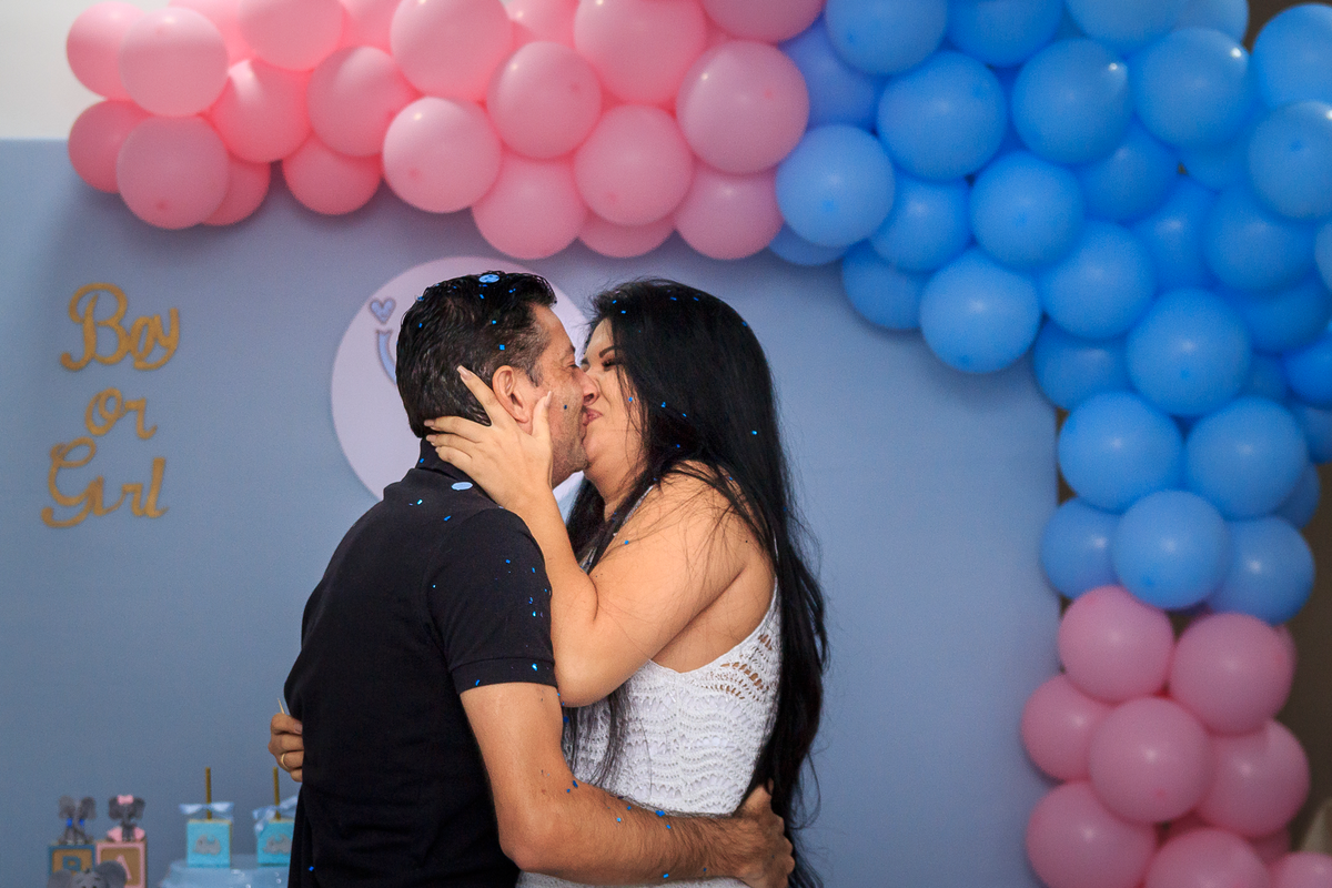 chá revelação casal beijando emoção