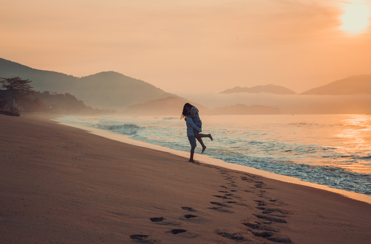 Ensaio casal Caraguatatuba pegas na areia