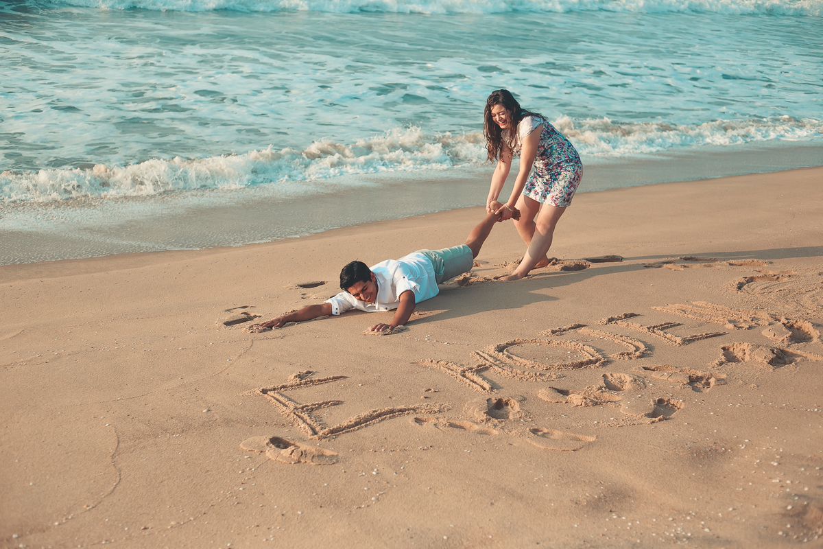 Ensaio casal Caraguatatuba arrastado na areia