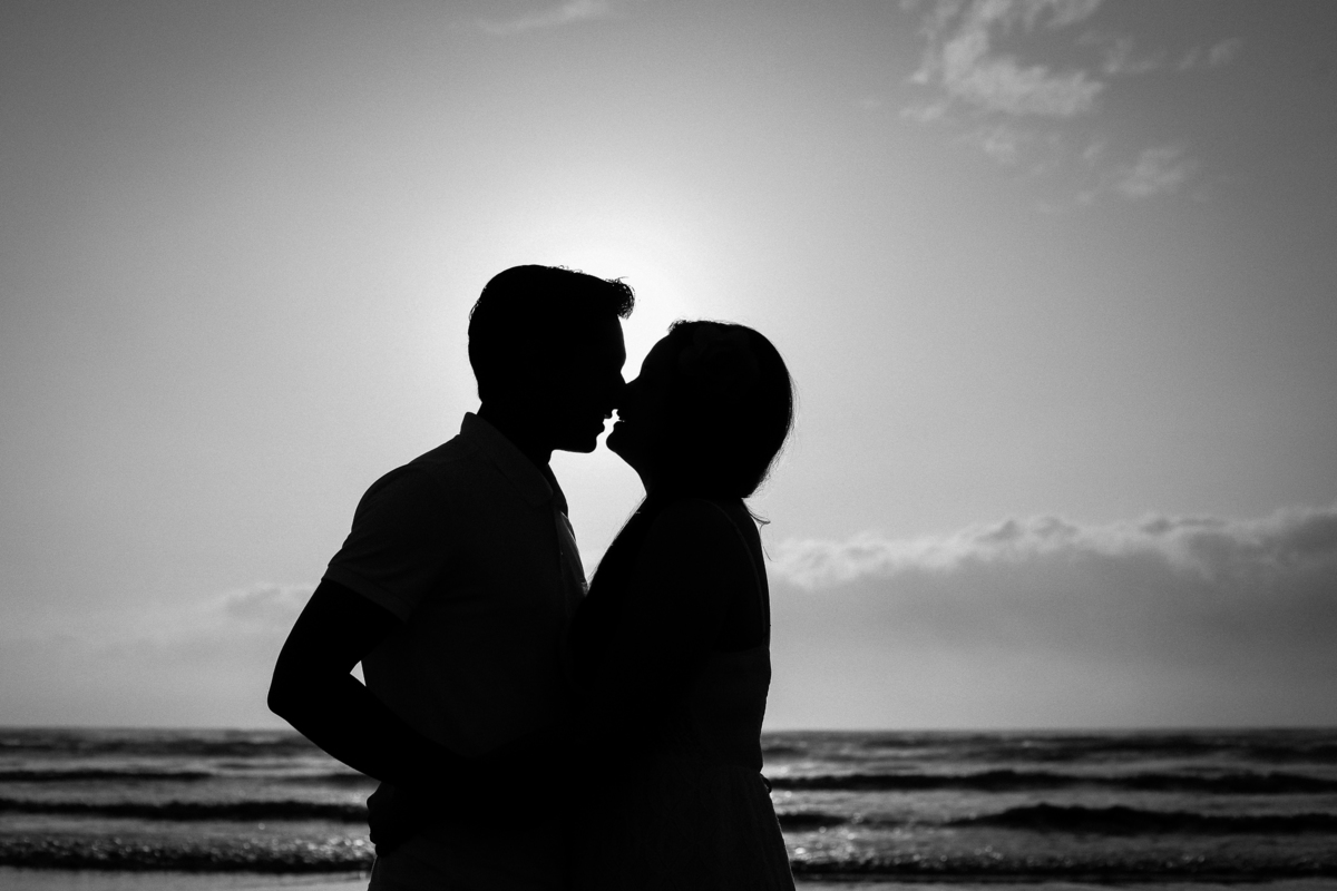 silhueta casal praia Caraguatatuba 