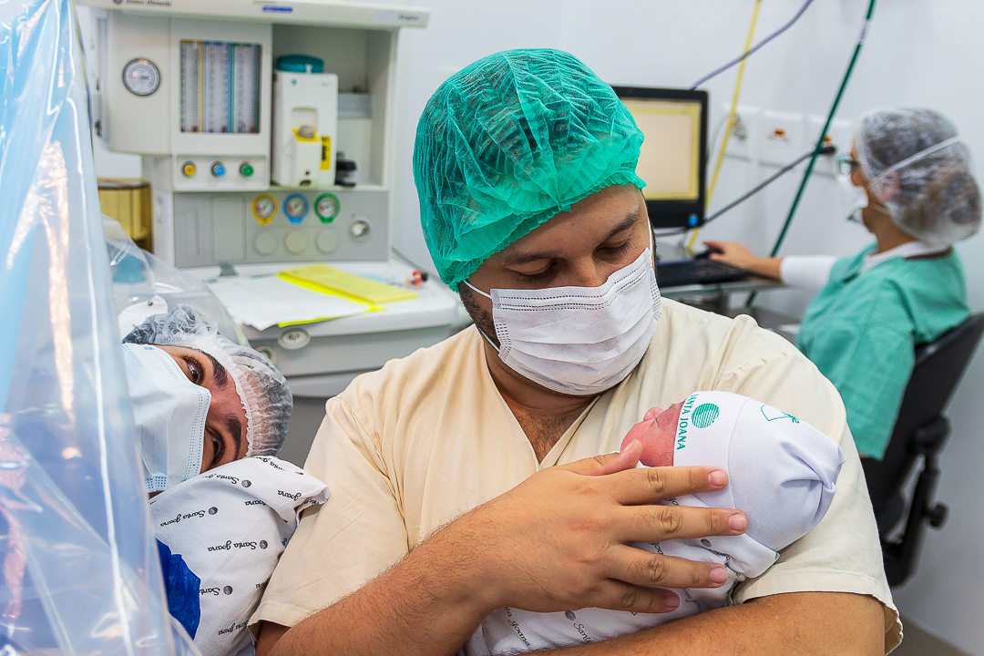 fotografia de parto casal com bebê