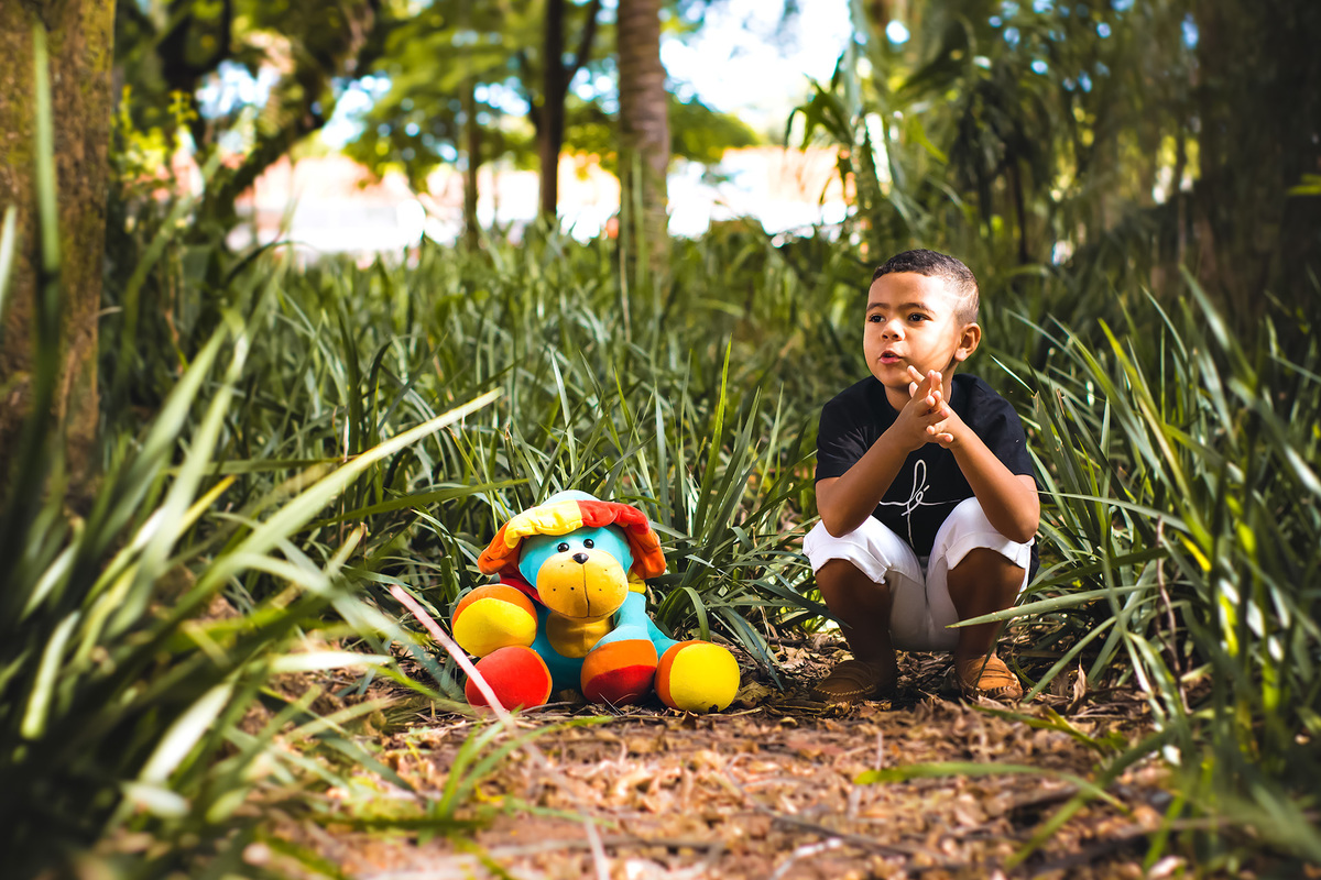 ensaio infantil modelo Araraquara, book fotográfico, ensaio infantil, ensaio criança, parque infantil, ensaio infantil com urso, ensaio infantil  contando historias em Araraquara,  