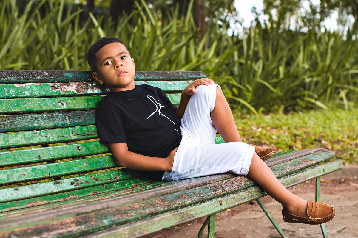 ensaio infantil no banco da praça, colocando estilo em, ensaio infantil Araraquara, modelo Araraquara, parque em Araraquara
