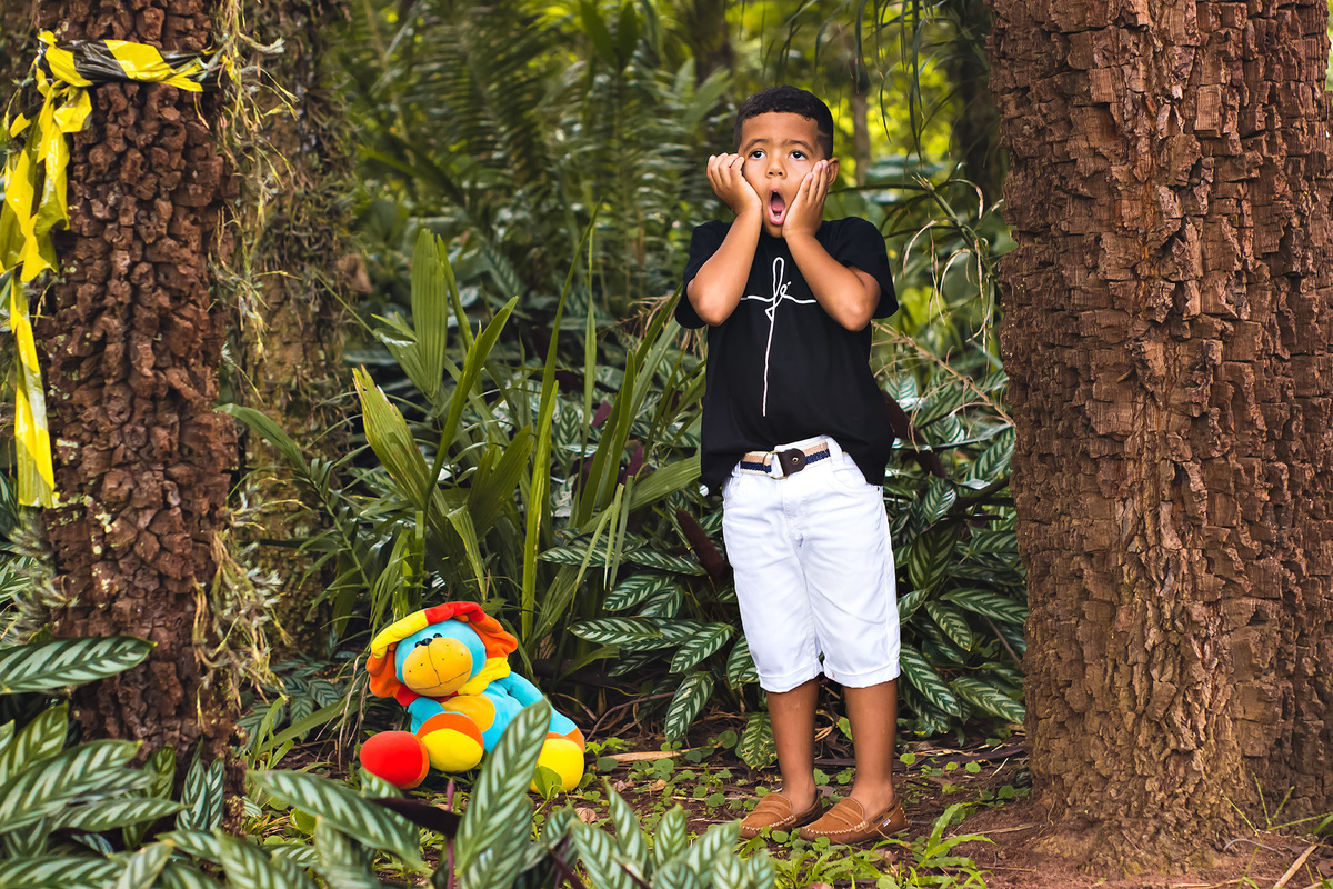 criança brincando em parque em Araraquara, ensaio de fotos em Araraquara, ensaio em arvores em Araraquara, 