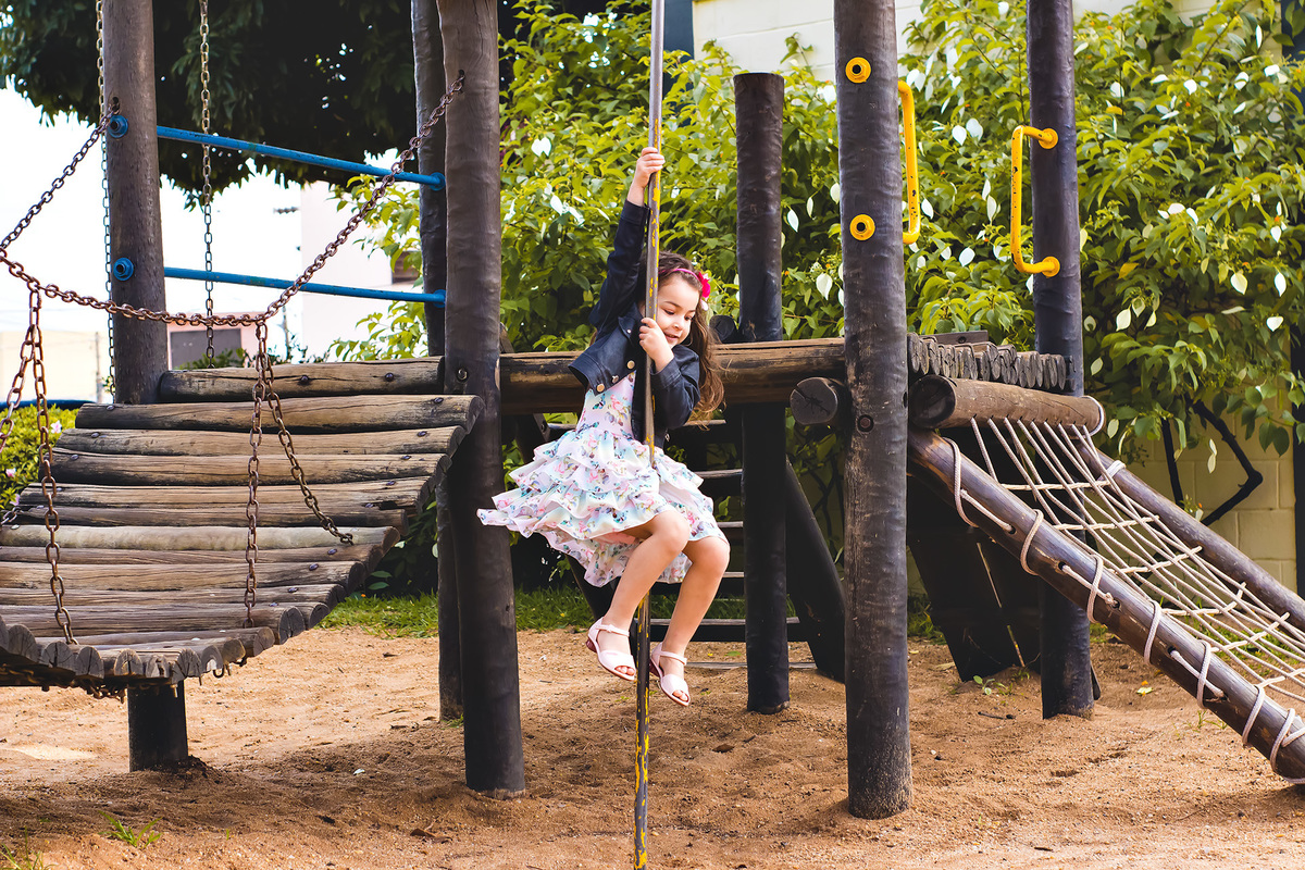 ensaio infantil, book infantil, ensaio Araraquara, book Araraquara, criança no balanço Araraquara, fotografia infantil, brincando de areia do parque