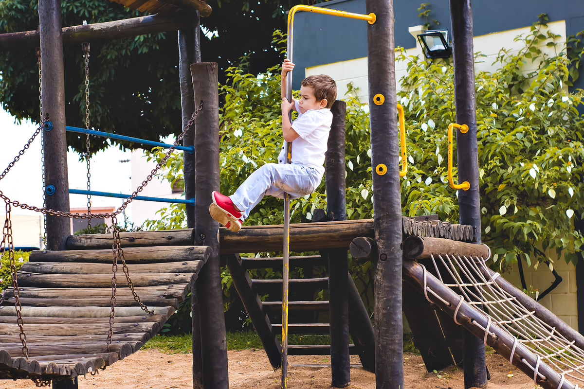 ensaio infantil, book infantil, ensaio Araraquara, book Araraquara, criança no balanço Araraquara, fotografia infantil, brincando de areia