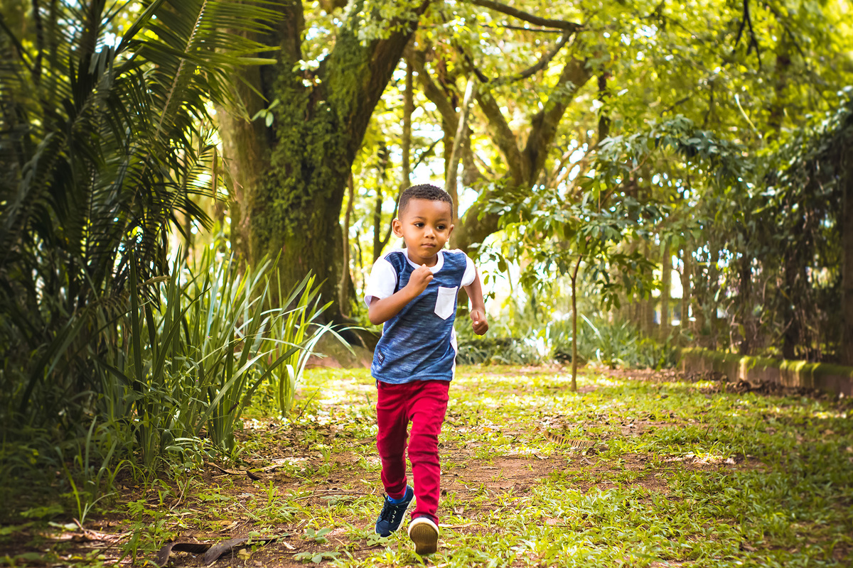 Araraquara, book Araraquara, criança no balanço Araraquara, fotografia infantil, ensaio com dinossauro, ensaio fotográfico no parque, correndo no parque