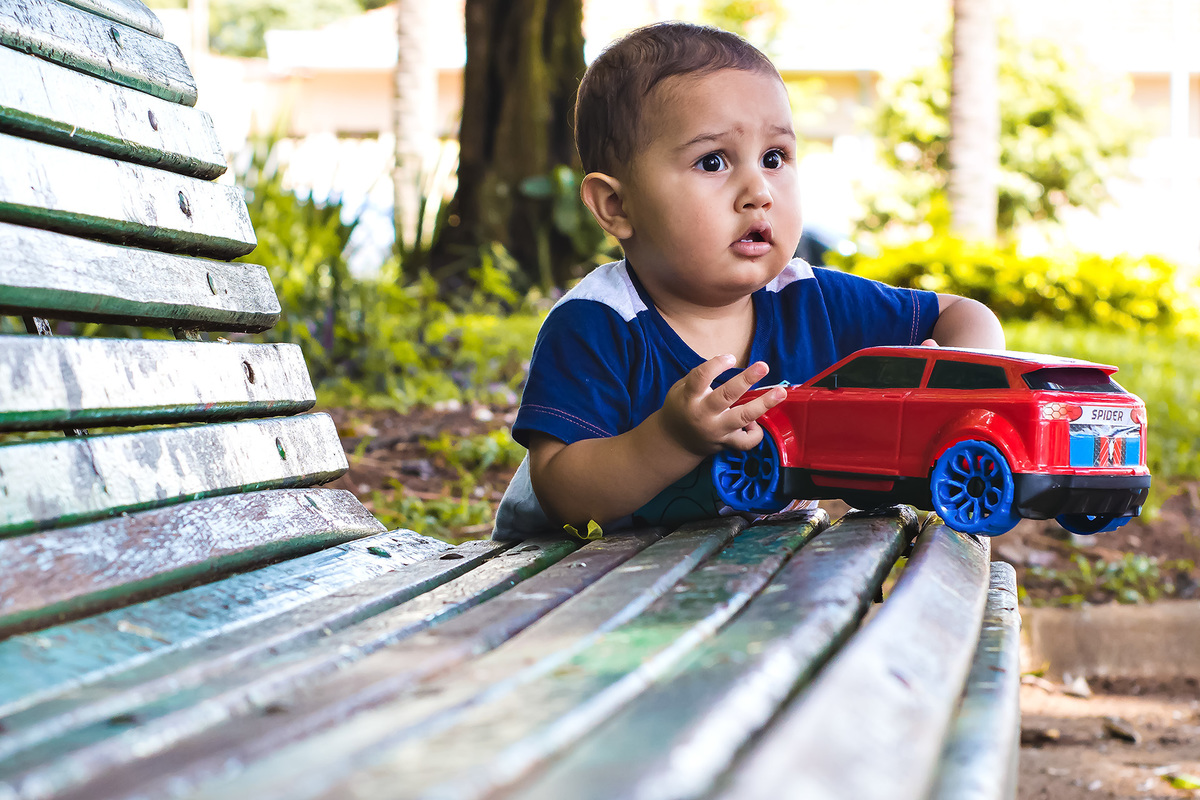 Araraquara, book Araraquara, criança no balanço Araraquara, fotografia infantil, ensaio com  crianças, ensaio fotográfico no parque, book fotográfico infantil, book em Araraquara, ensaio brincando de carrinho 