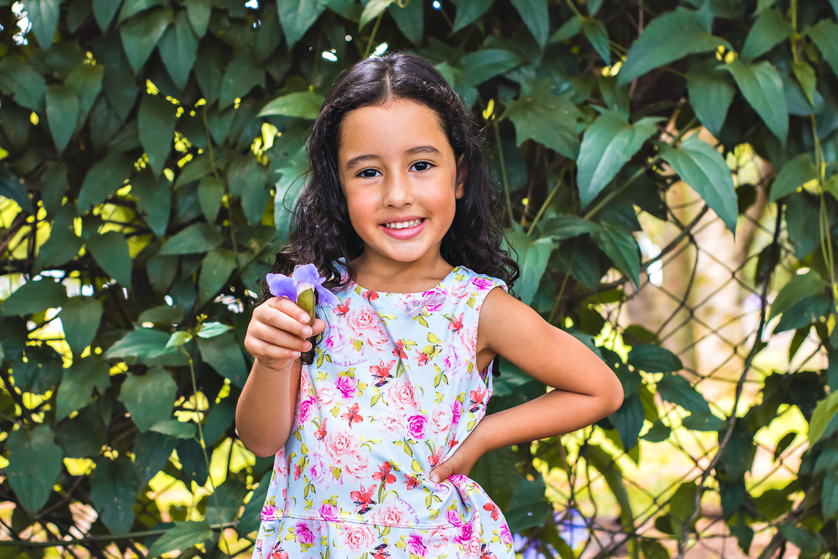 Araraquara, book Araraquara, fotografia de crianças em Araraquara, fotografia infantil, ensaio com  crianças, ensaio fotográfico no parque, book fotográfico infantil, fotografia infantil com flor