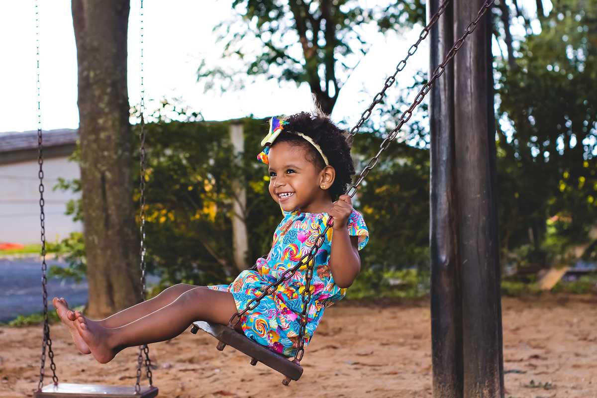 fotografia de crianças em Araraquara, fotografia infantil, ensaio com  crianças, ensaio fotográfico no parque, book fotográfico infantil, ensaio infantil no balanço