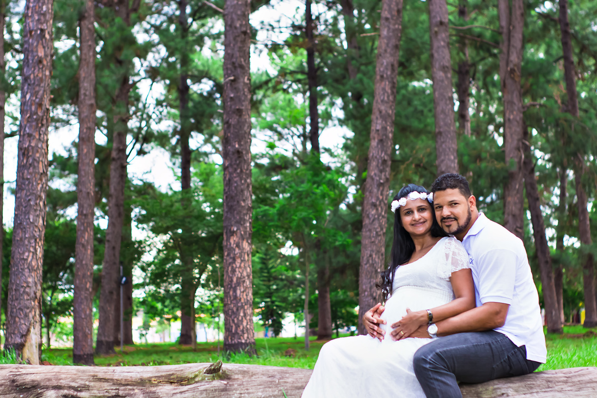 fotografia de gestante em Araraquara, fotografia gestante, ensaio com gestante, ensaio fotográfico no parque, book fotográfico gestante, casal cheio de amor 