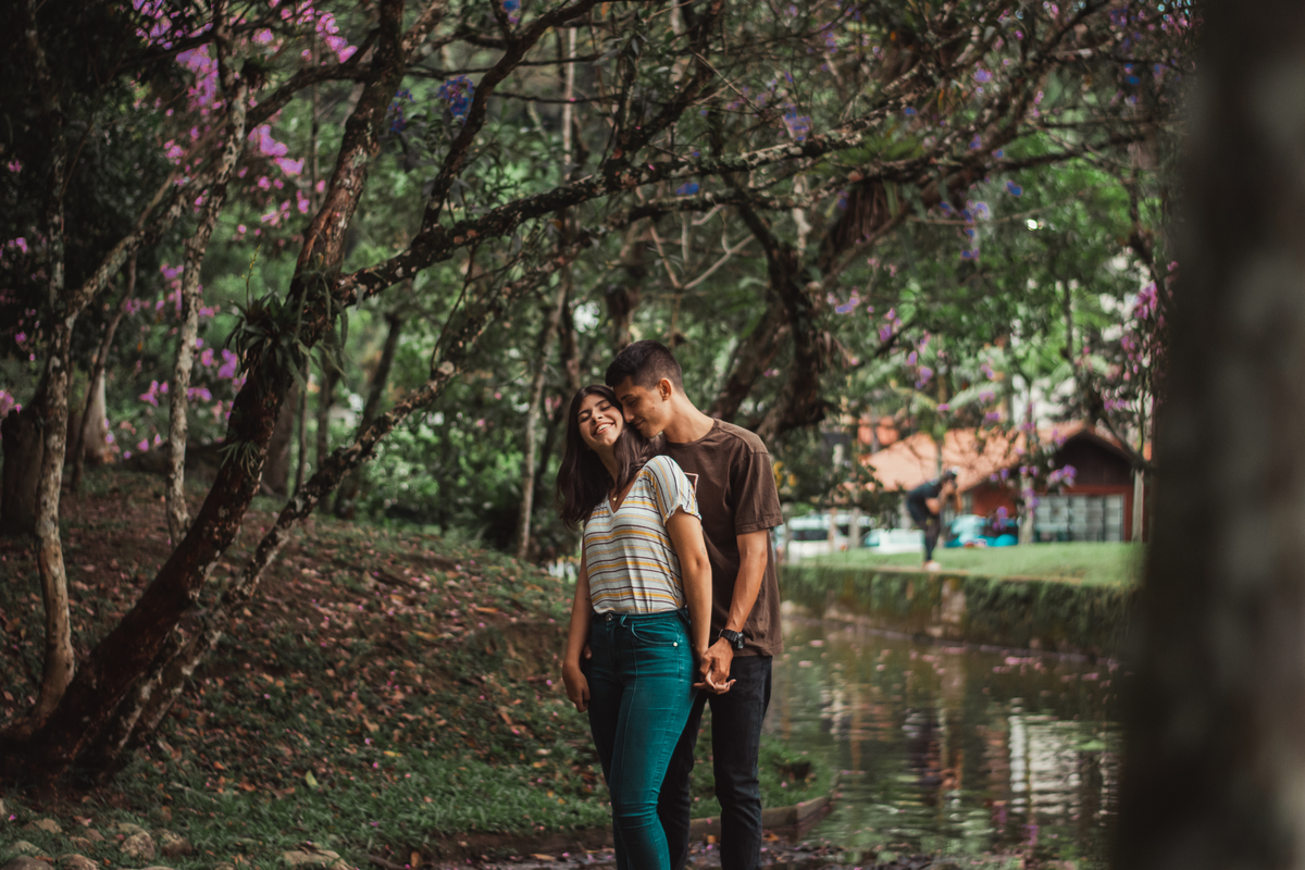 pré wedding no parque, casal jovem fotografando no parque de france em joinville, ensaio diferente de casal, foto com cores neutras, fotógrafo em joinville