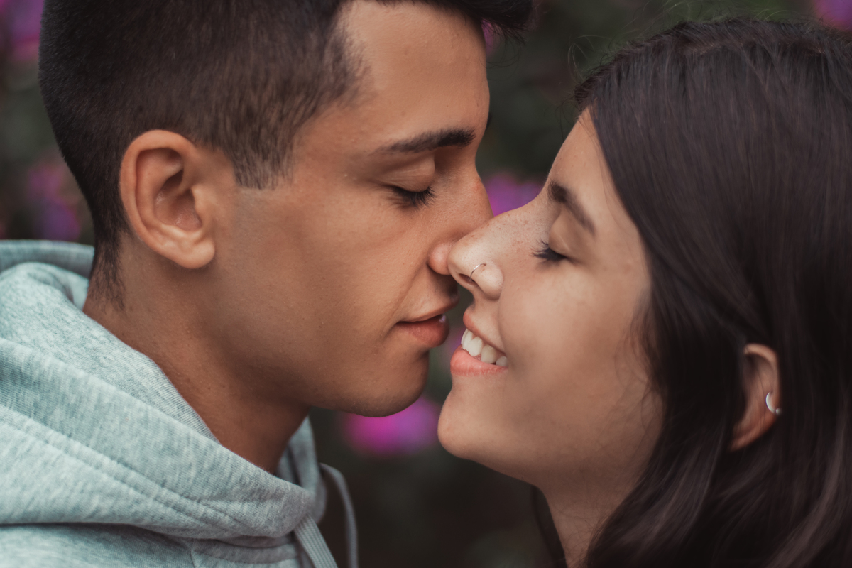 rosto de casal bem perto um do outro, casal sorrindo, casal sorrindo uma para o outro, ensaio de casal no parque de france em joinville, fotógrafo de casal em joinville