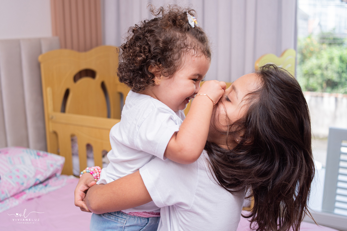 amor de irmas fotos de familia sessão em casa sessão externa em jaragua do sul