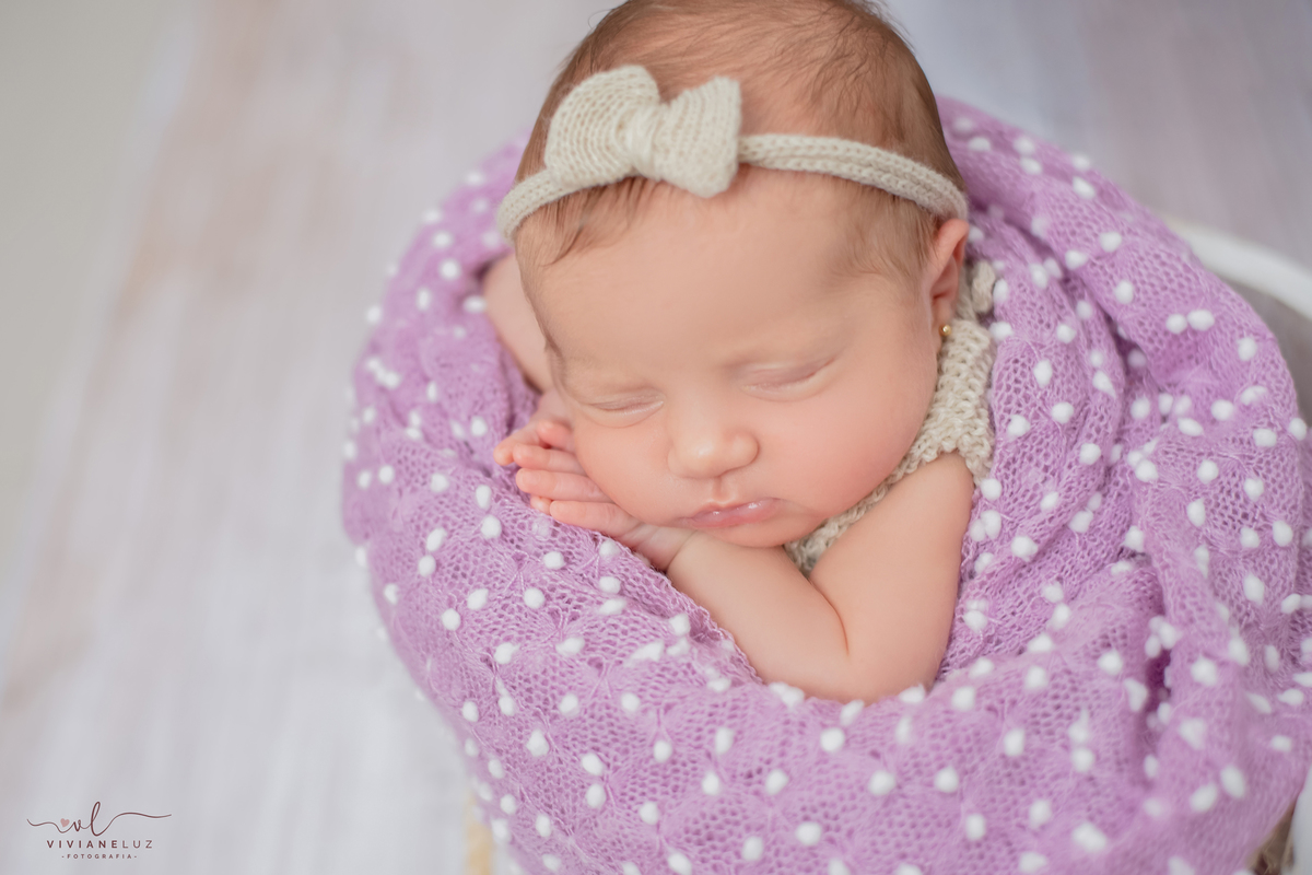 newborn de menina cru e lilas ensaio em casa viviane luz fotografias