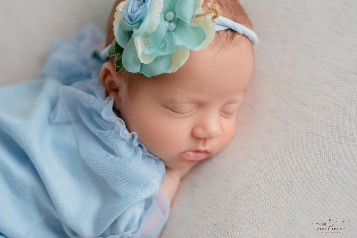 newborn de menina de azul ensaio em casa
