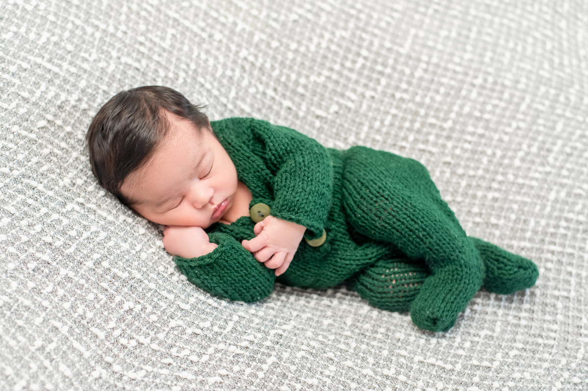 fotografia newborn de menino em casa na cor verde e cinza