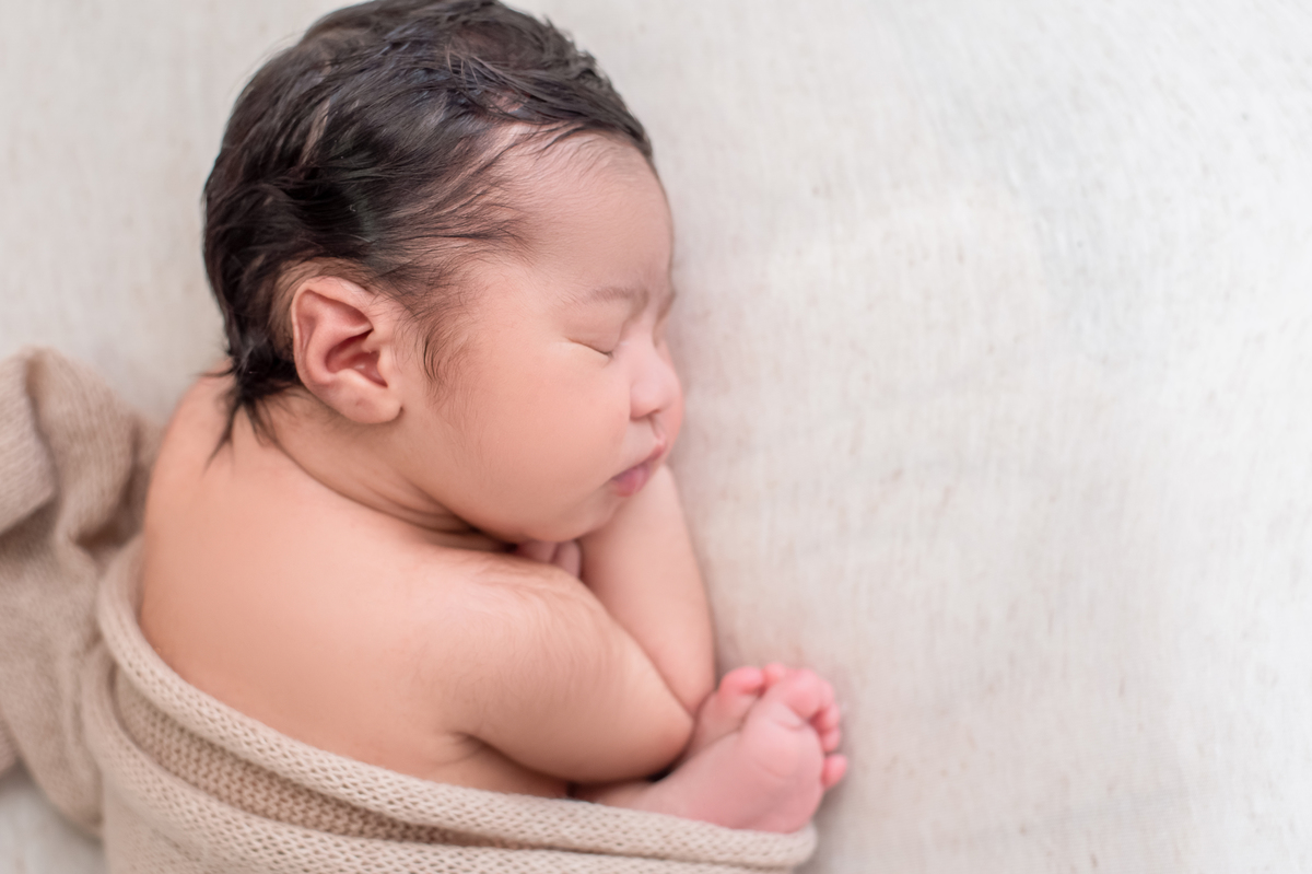 pose do taco em menino fotografia newborn em casa