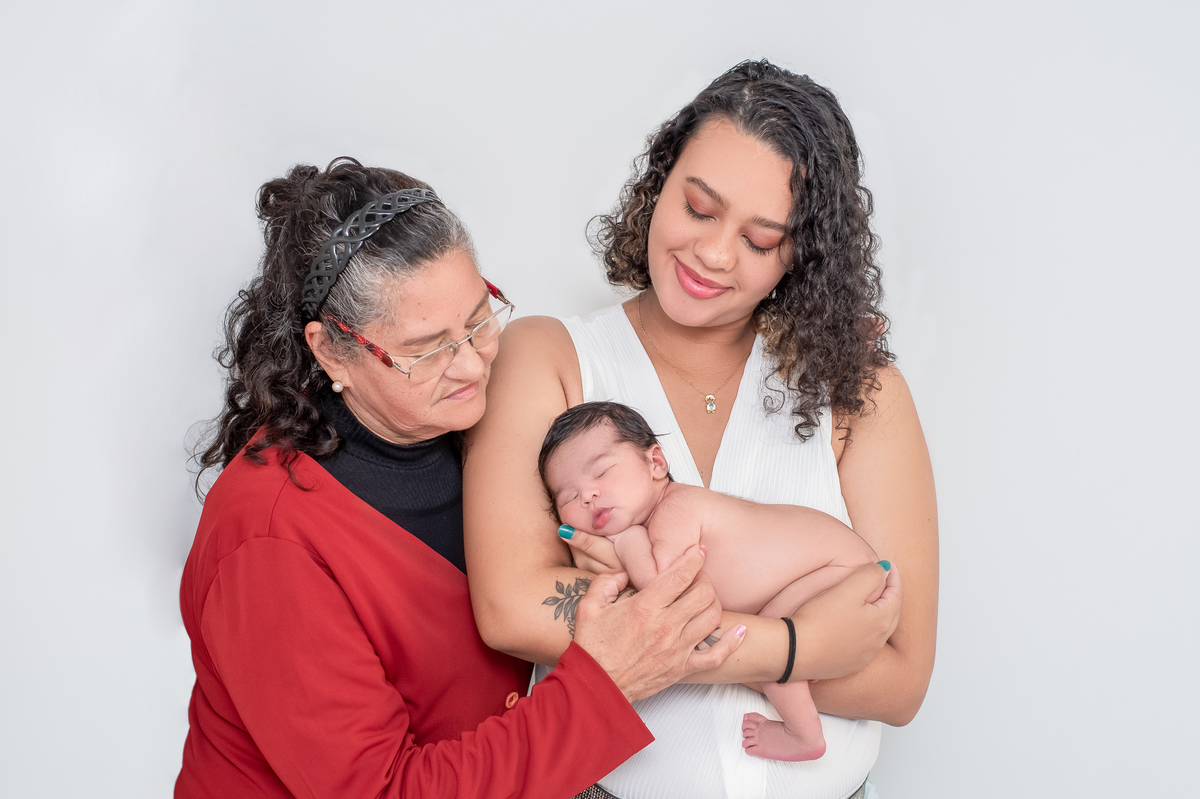 foto com vó e bisa no newborn