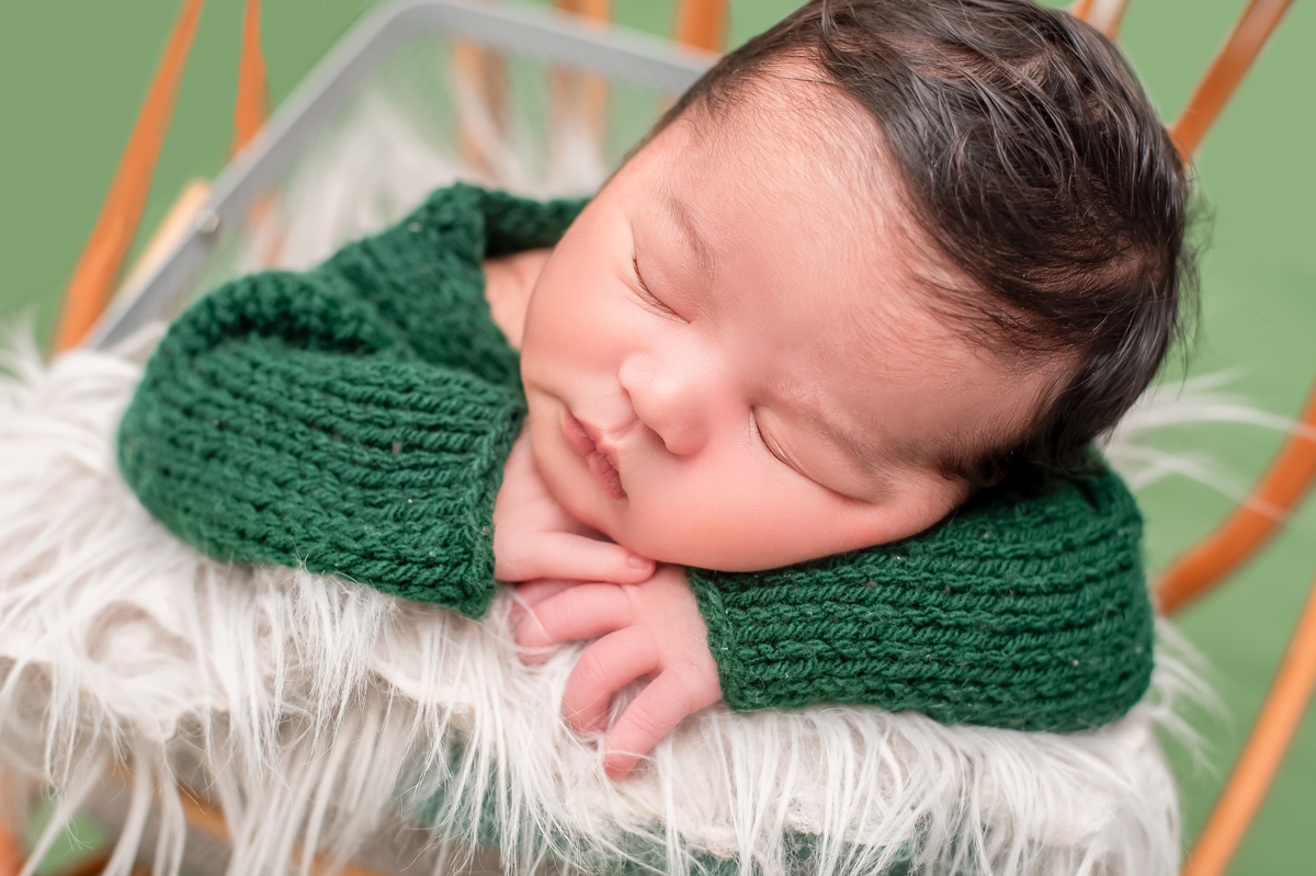 ensaio de recem nascido em casa em guaramirim cor verde escura