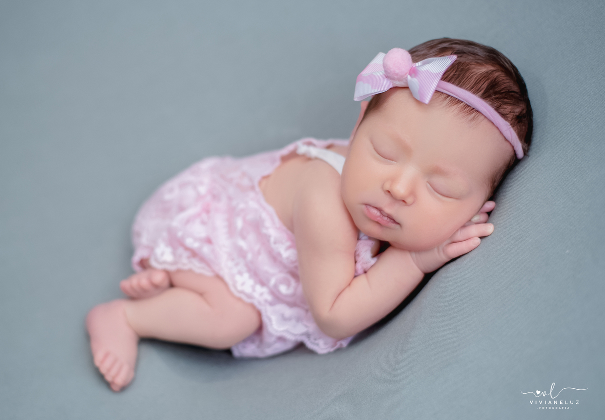 viviane luz fotografa de recem nascidos em guaramirim e regição pose de ladinho