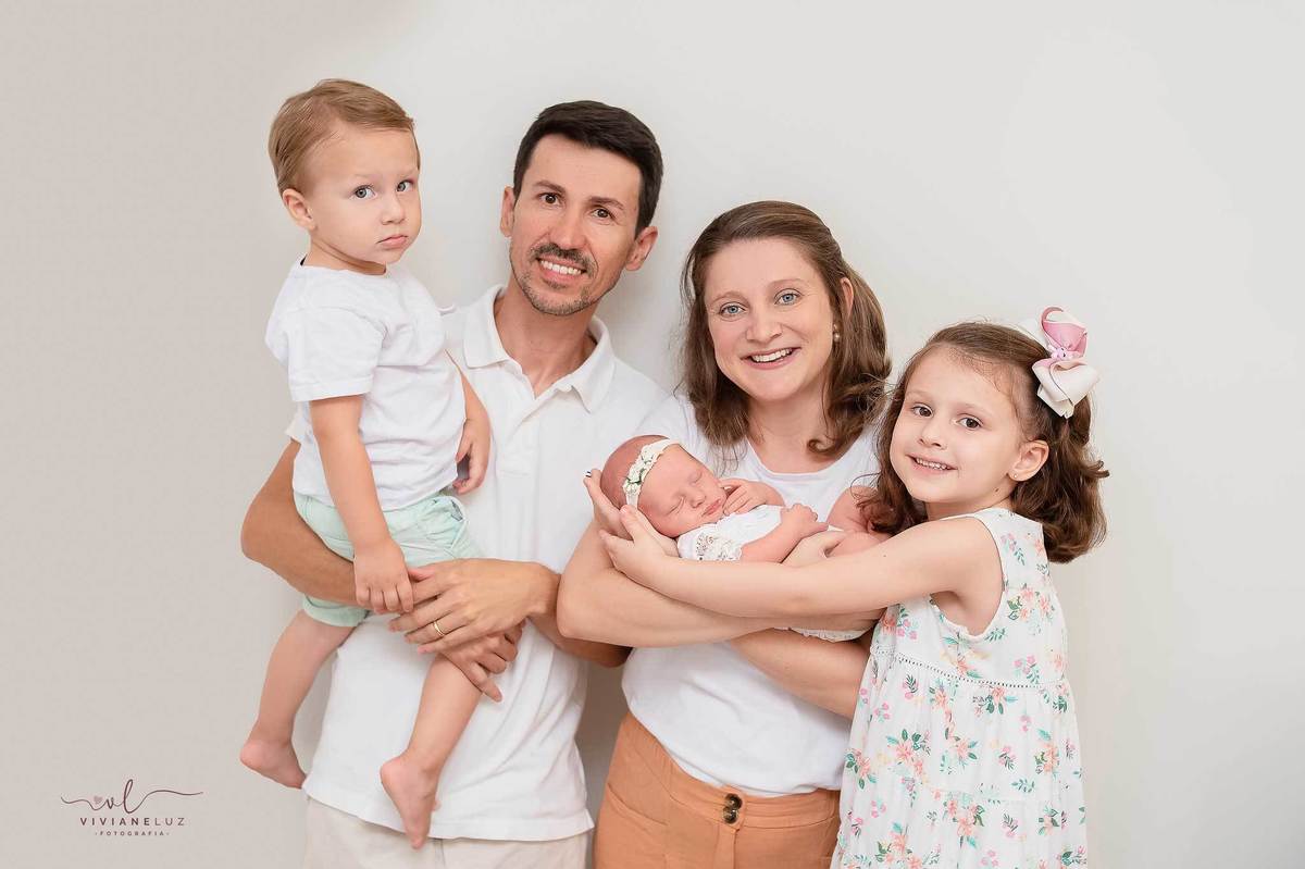 fotografia de familia com irmaos viviane luz jaragua do sul