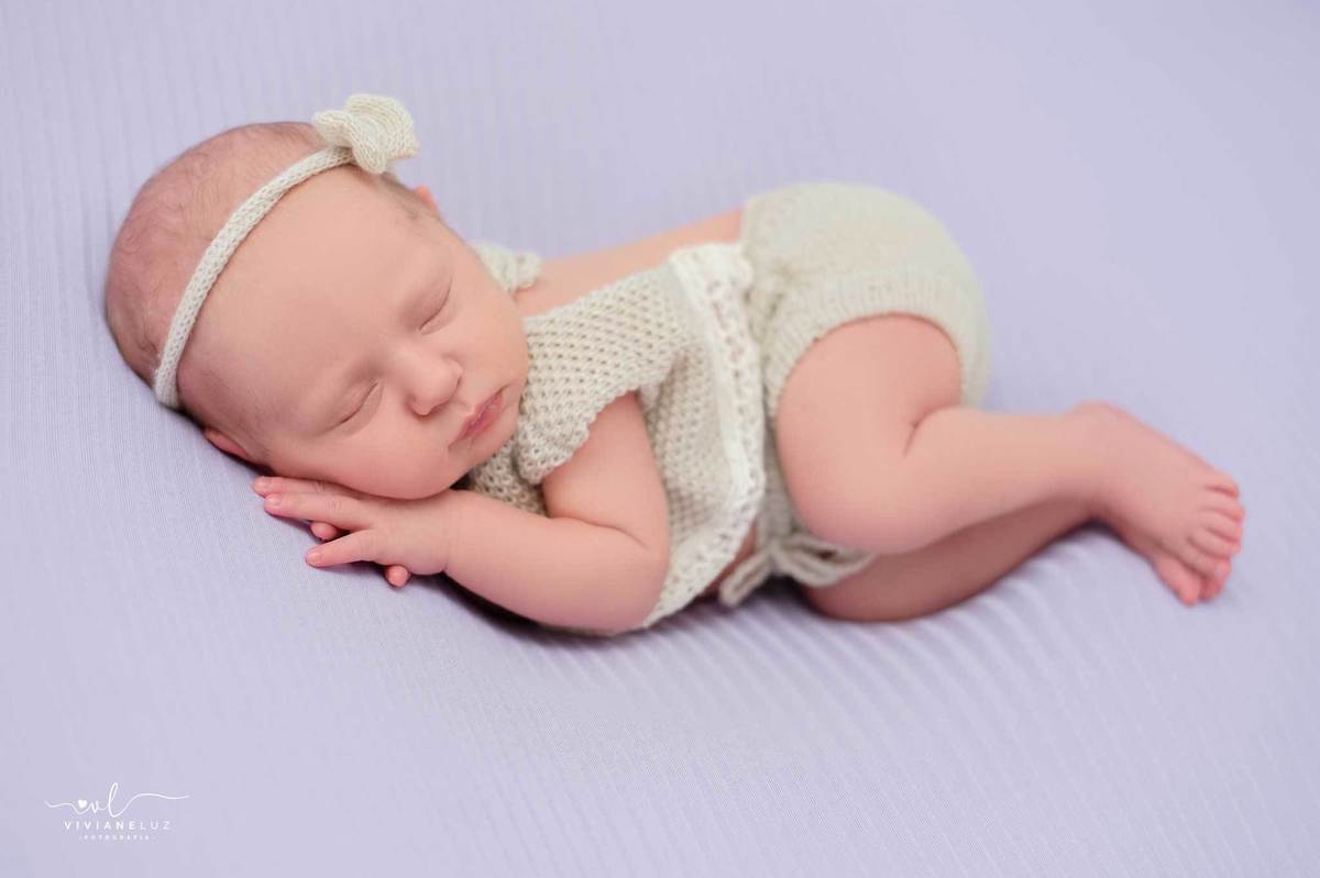 fotografia newborn de menina em jaragua do sul cor lilas com nude
