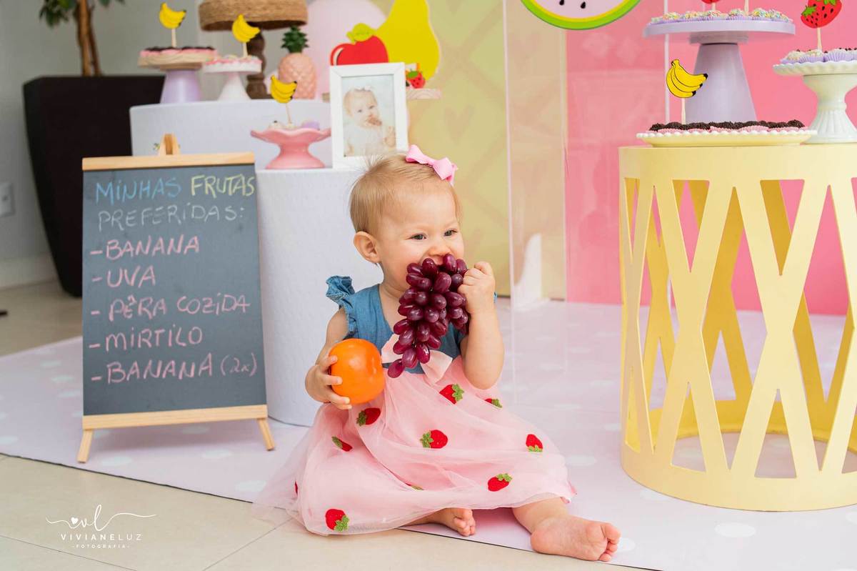 Aniversariante comendo frutinhas