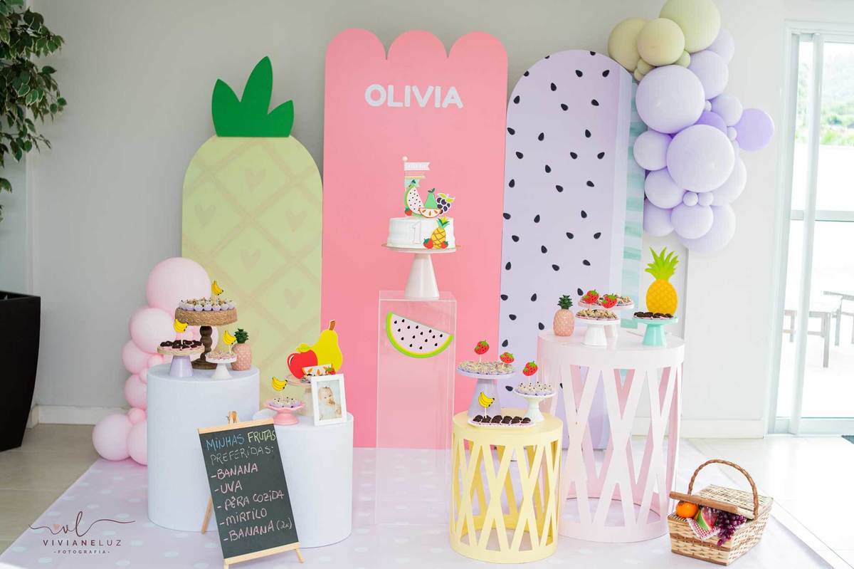 decoração linda com tema de frutinhas para comemorar 1 aninho da olivia cores neutras